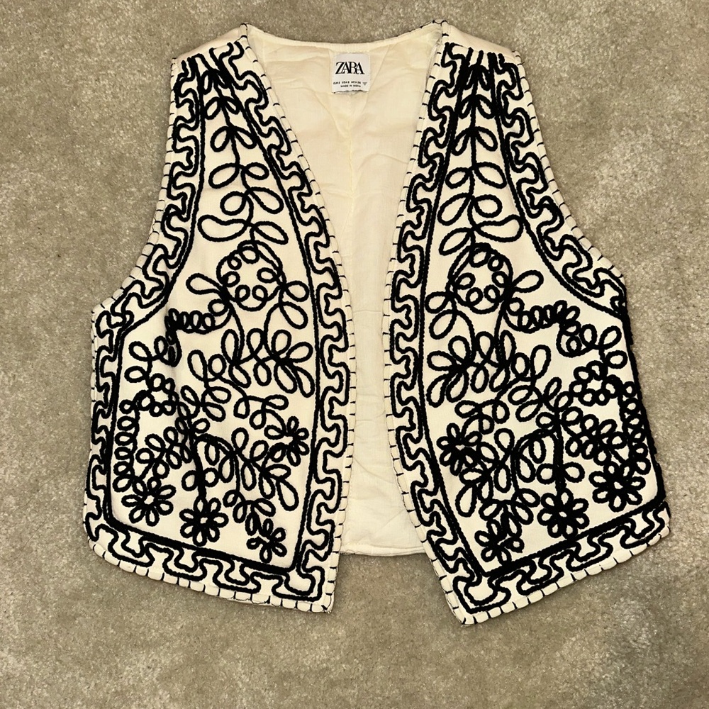 Zara Women's Cream and Black Patterned Sweater Vest